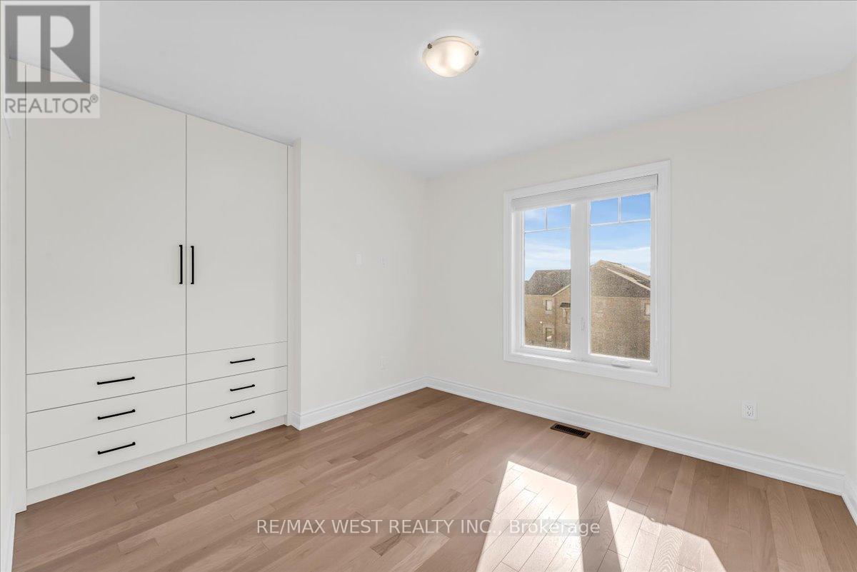 16 JANES CRESCENT - 32