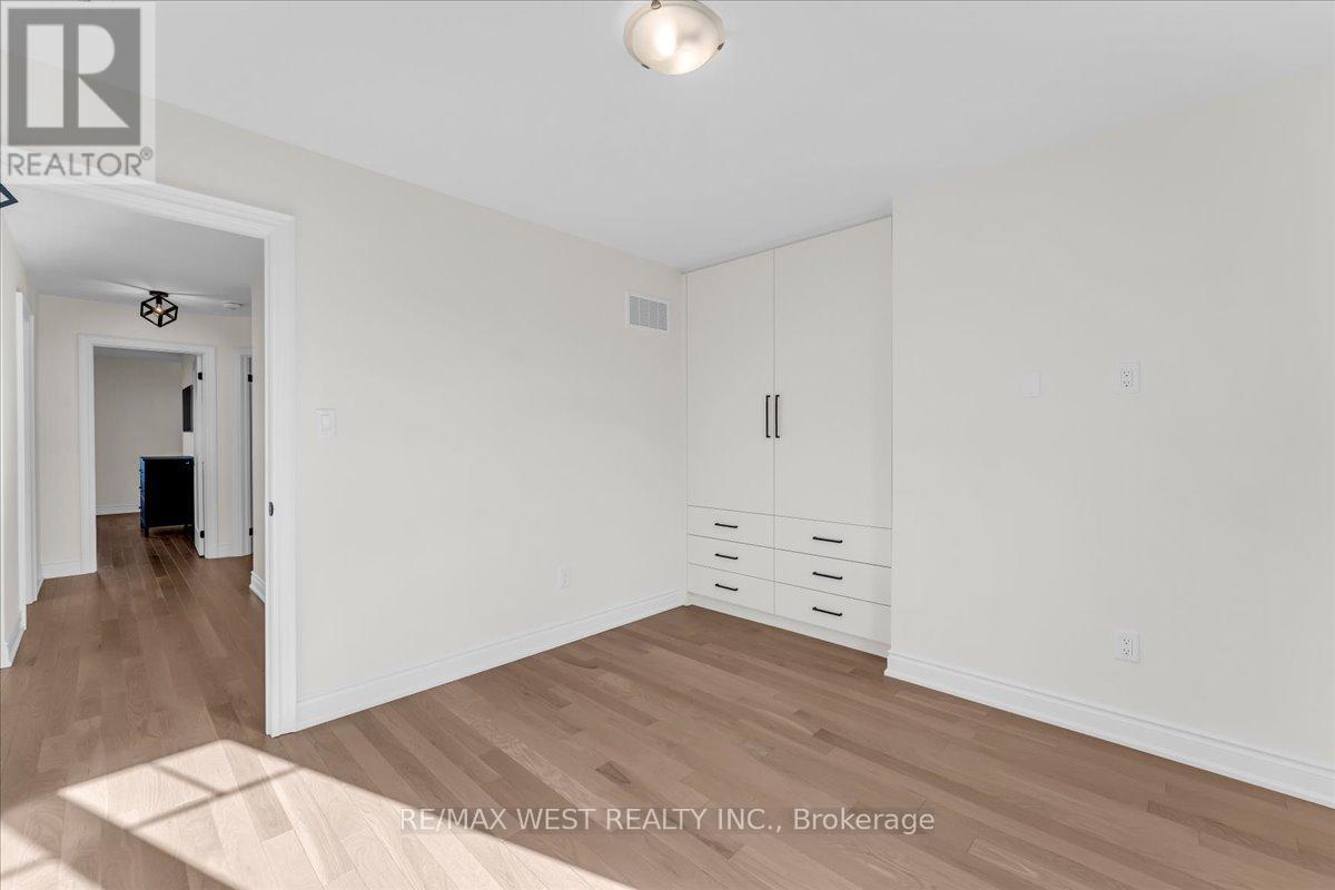 16 JANES CRESCENT - 33
