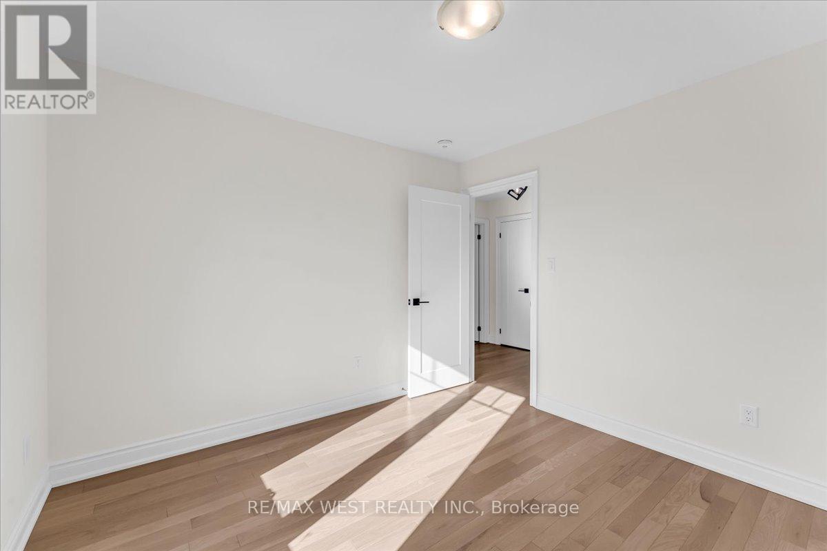 16 JANES CRESCENT - 34