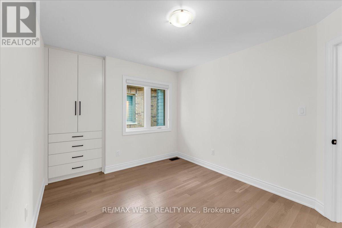 16 JANES CRESCENT - 38