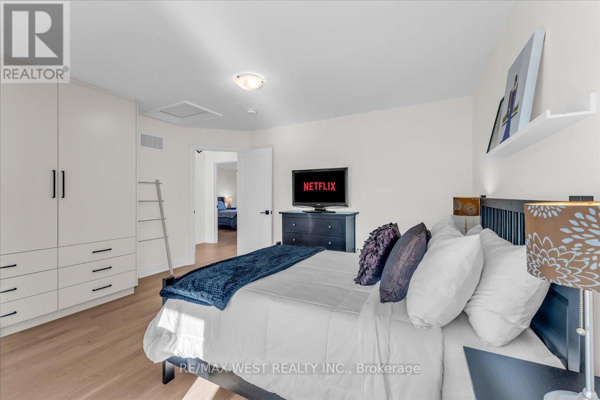 16 JANES CRESCENT - 40
