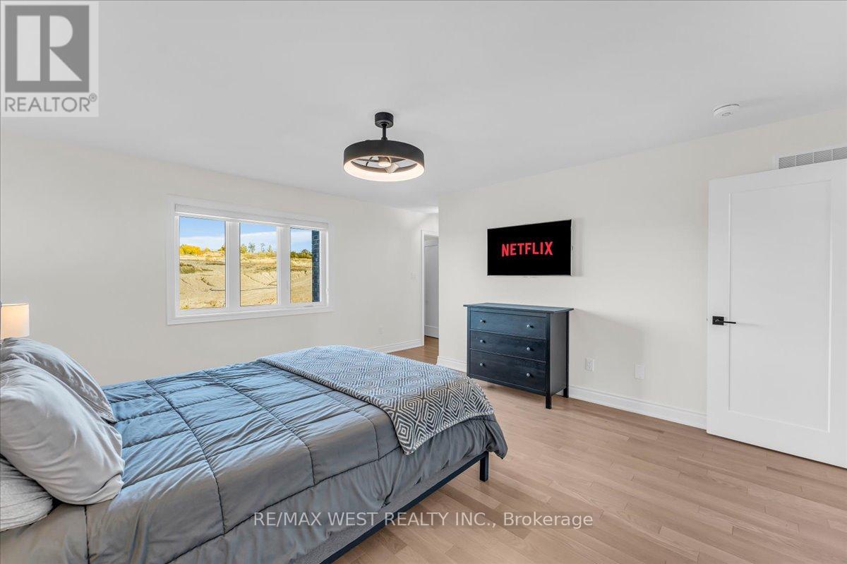 16 JANES CRESCENT - 44