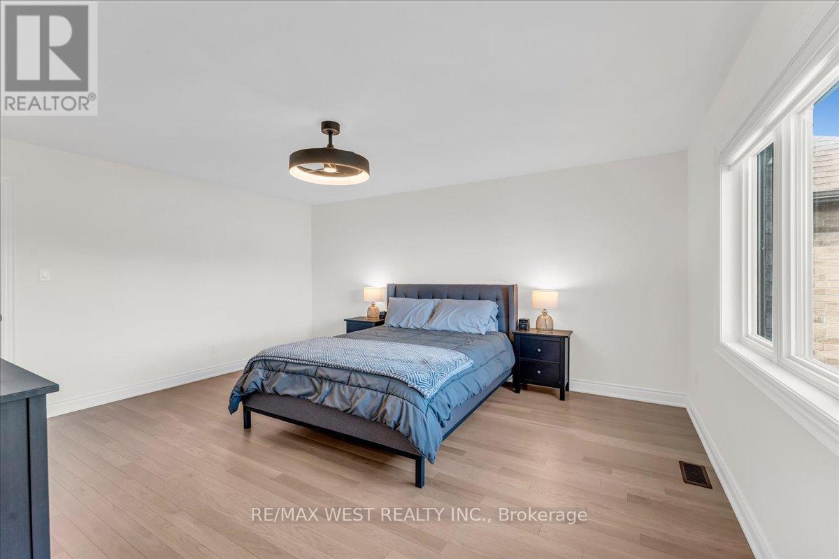16 JANES CRESCENT - 45