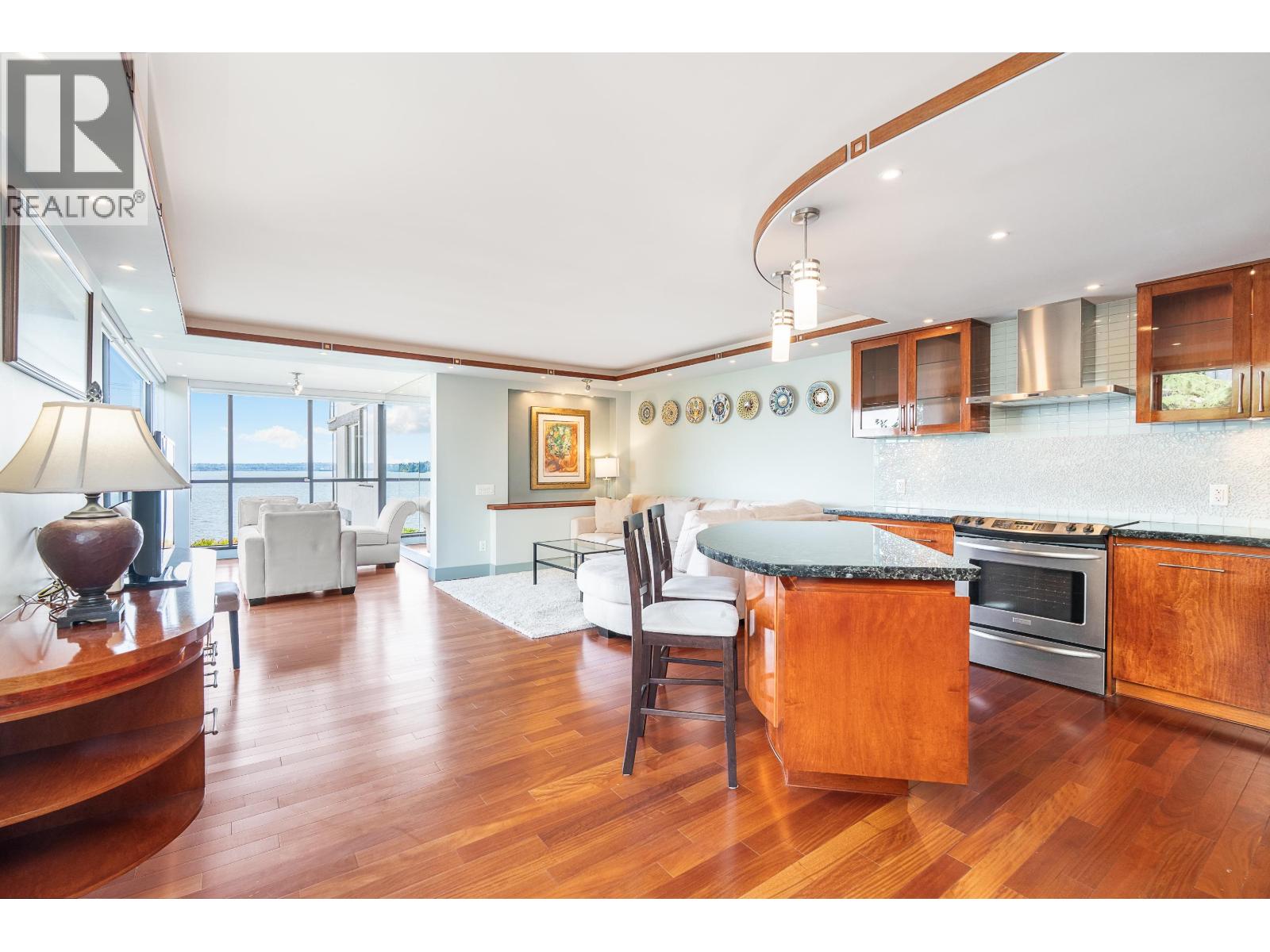 103 2108 ARGYLE AVENUE, West Vancouver