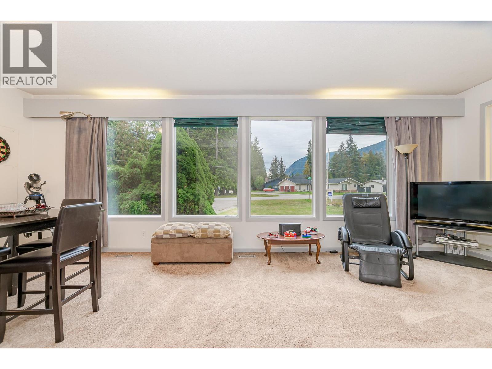 602 Maple Street, Sicamous