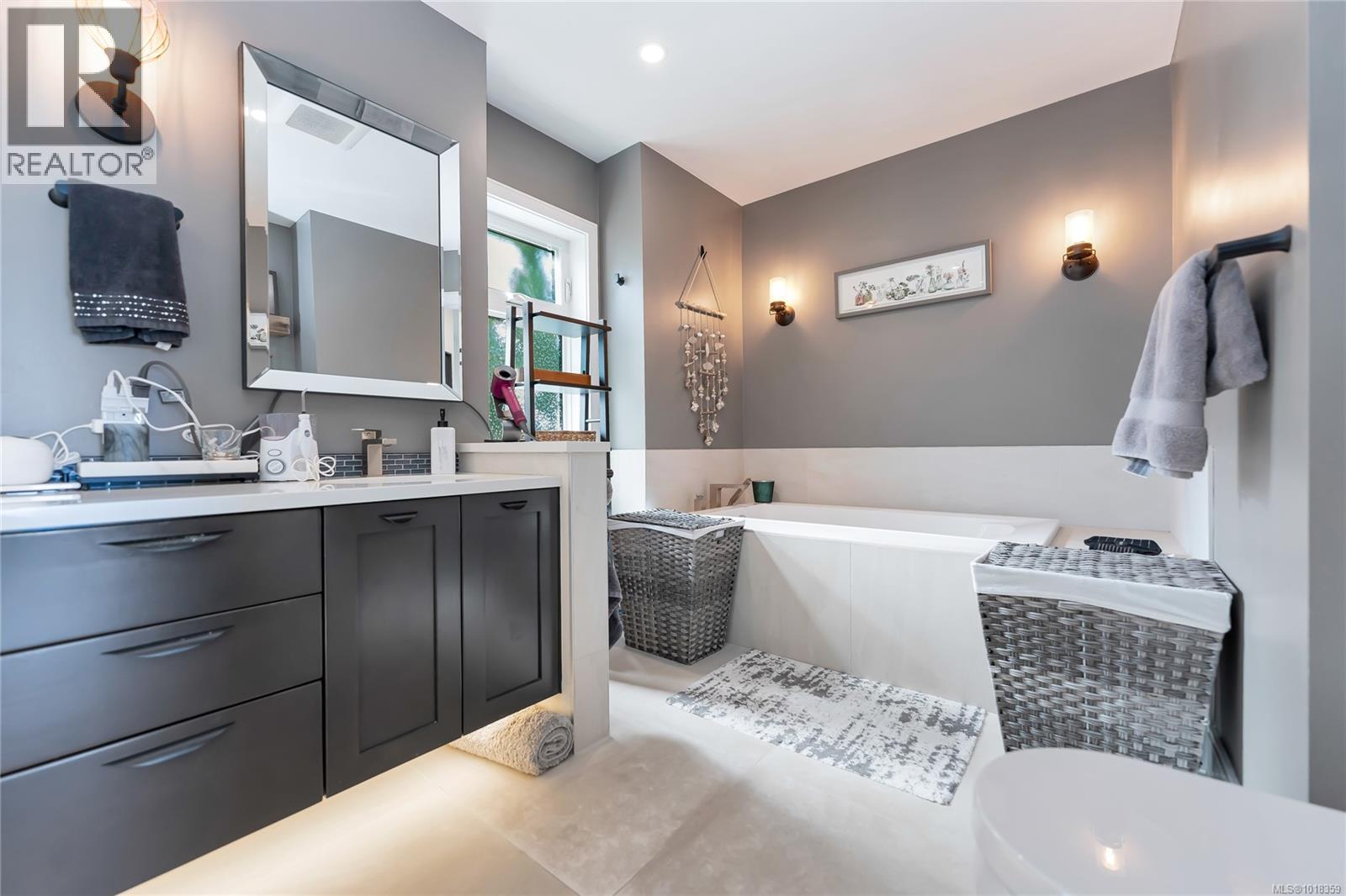  972 Seapearl Place, Saanich