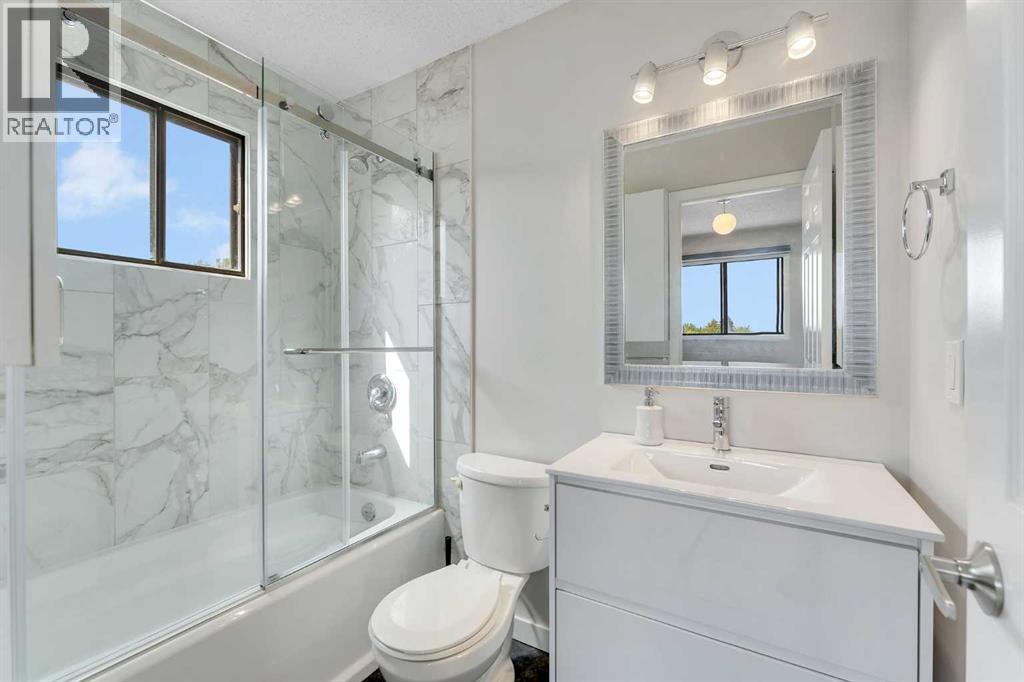 Single Family House for Sale in  Edgeford Way NW Edgemont Calgary 