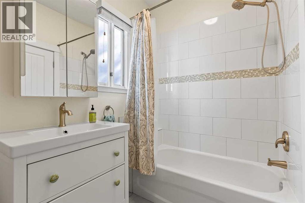 Single Family House for Sale in   Avenue NW West Hillhurst Calgary 