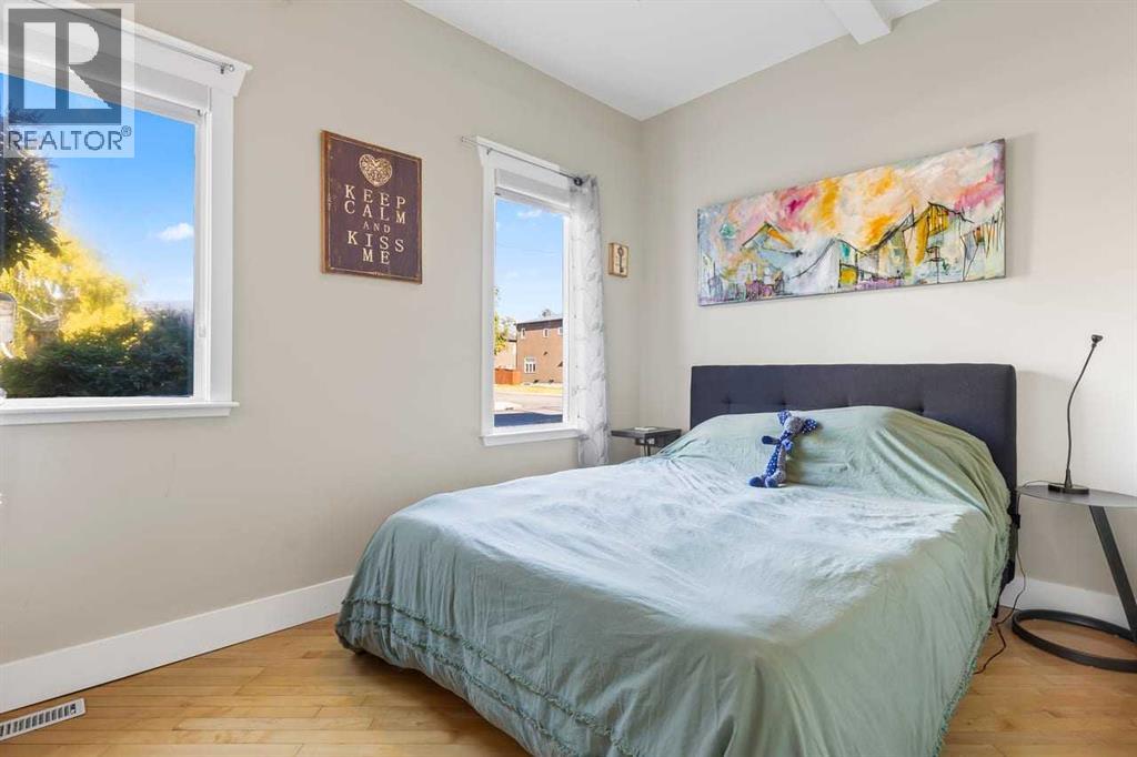 Single Family House for Sale in   Avenue NW West Hillhurst Calgary 