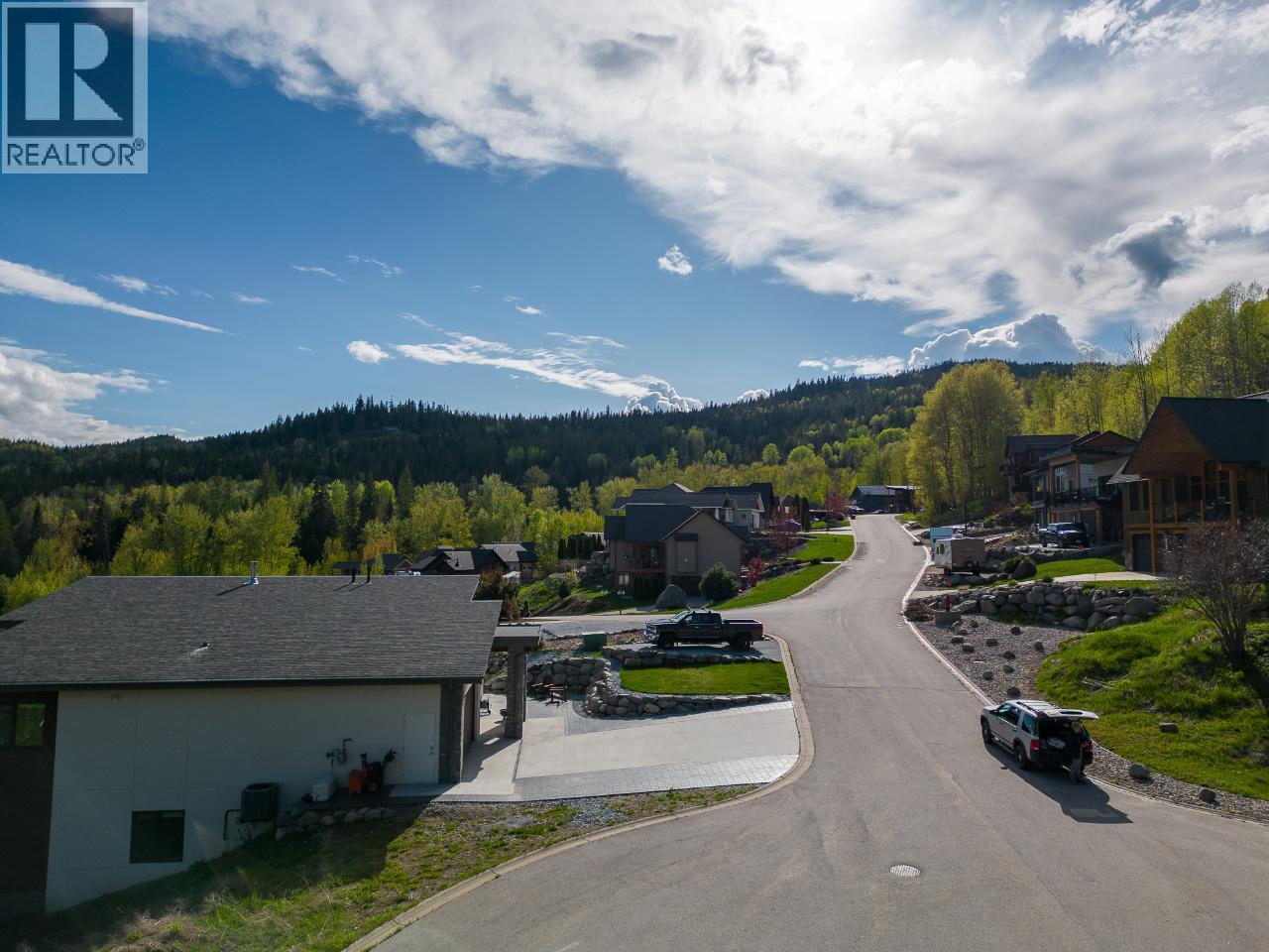 1021 SILVERTIP Road, Rossland