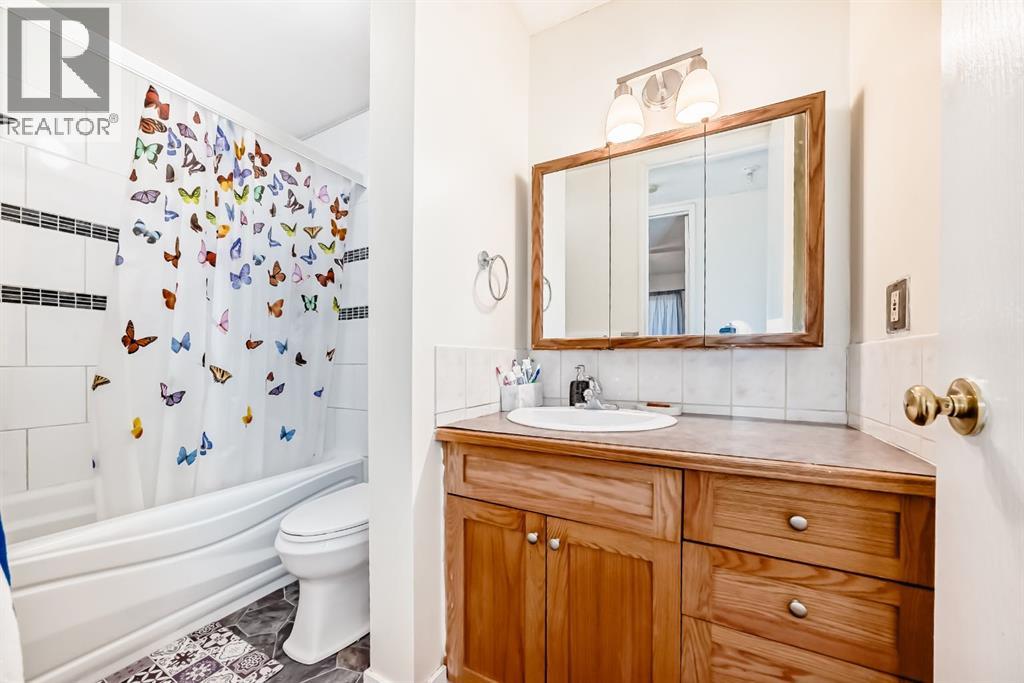 Single Family House Bi-level for Sale in   Avenue NE Abbeydale Calgary 