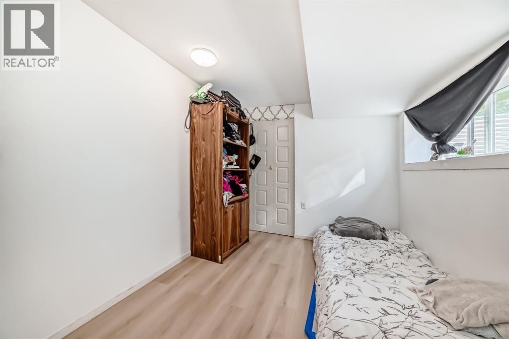 Single Family House Bi-level for Sale in   Avenue NE Abbeydale Calgary 