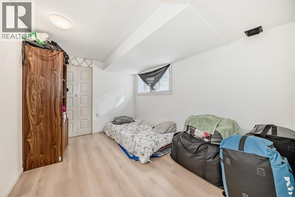 Single Family House Bi-level for Sale in   Avenue NE Abbeydale Calgary 