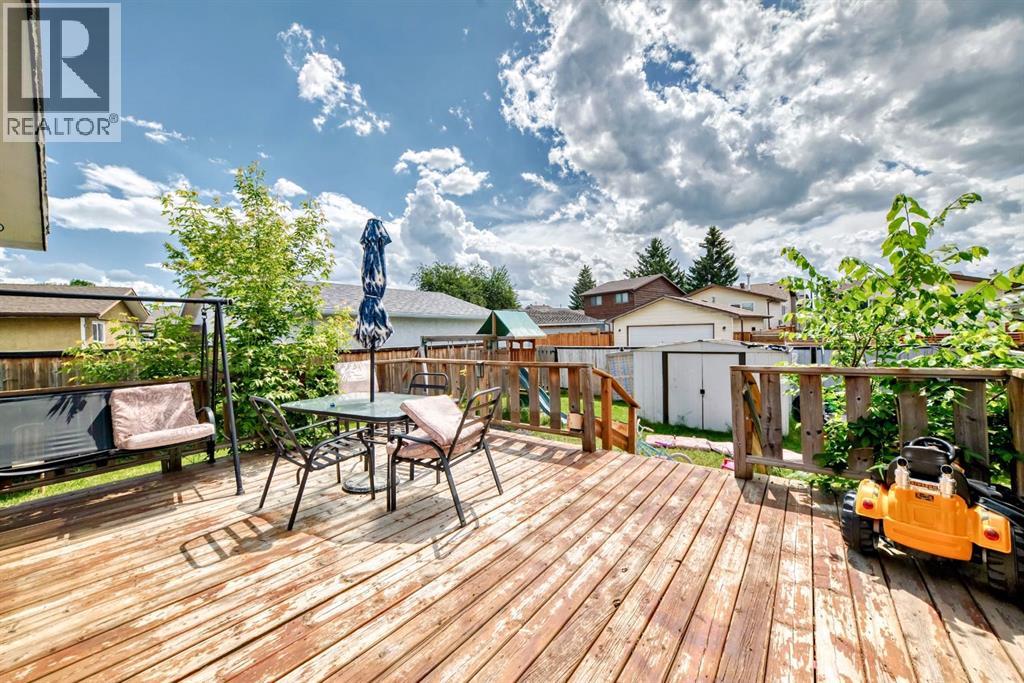 Single Family House Bi-level for Sale in   Avenue NE Abbeydale Calgary 