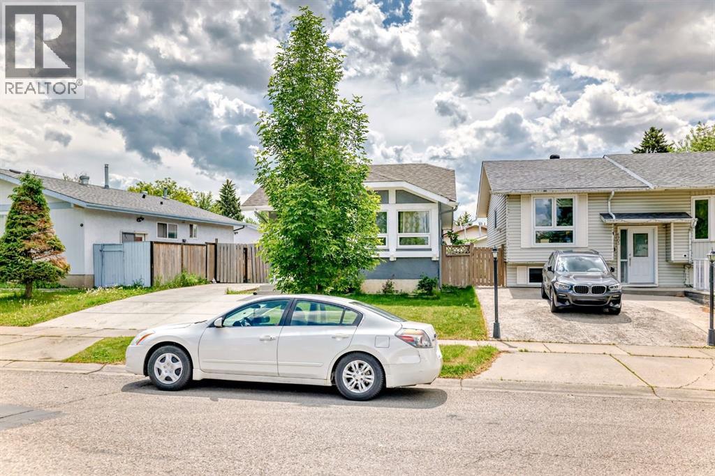 Single Family House Bi-level for Sale in   Avenue NE Abbeydale Calgary 