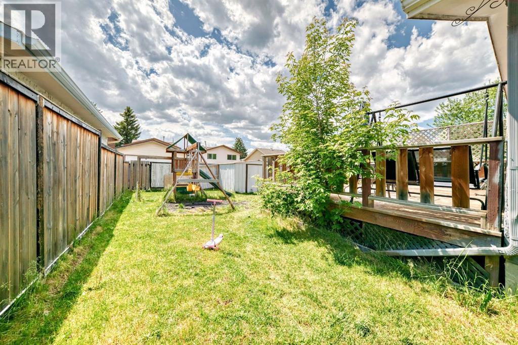 Single Family House Bi-level for Sale in   Avenue NE Abbeydale Calgary 