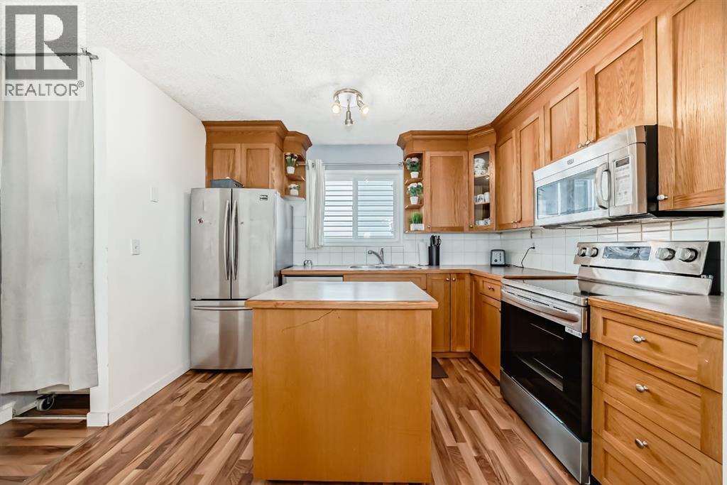 Single Family House Bi-level for Sale in   Avenue NE Abbeydale Calgary 