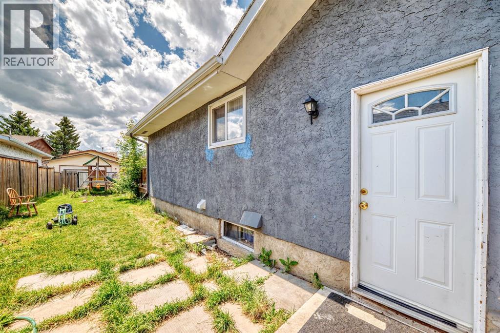 Single Family House Bi-level for Sale in   Avenue NE Abbeydale Calgary 