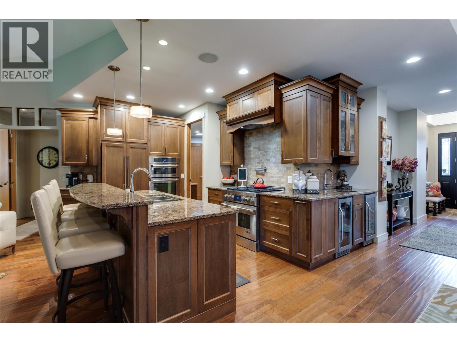 1102 Glenview Court, Kelowna