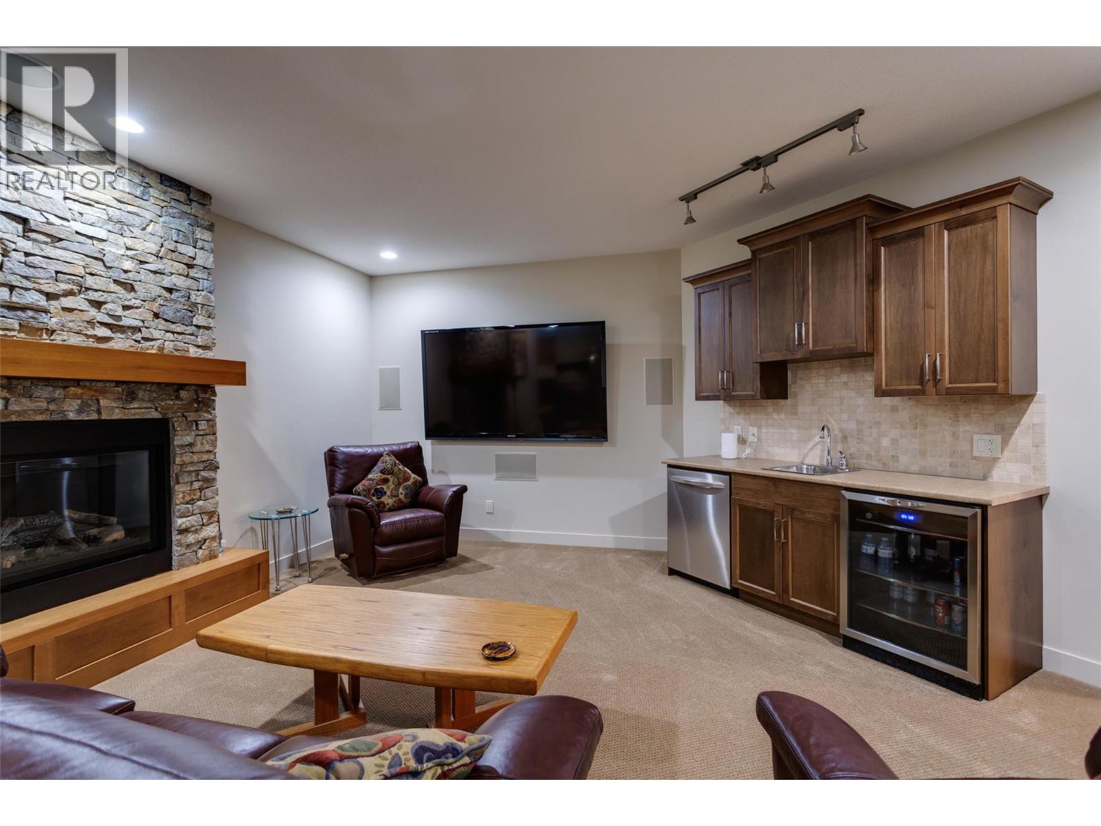1102 Glenview Court, Kelowna