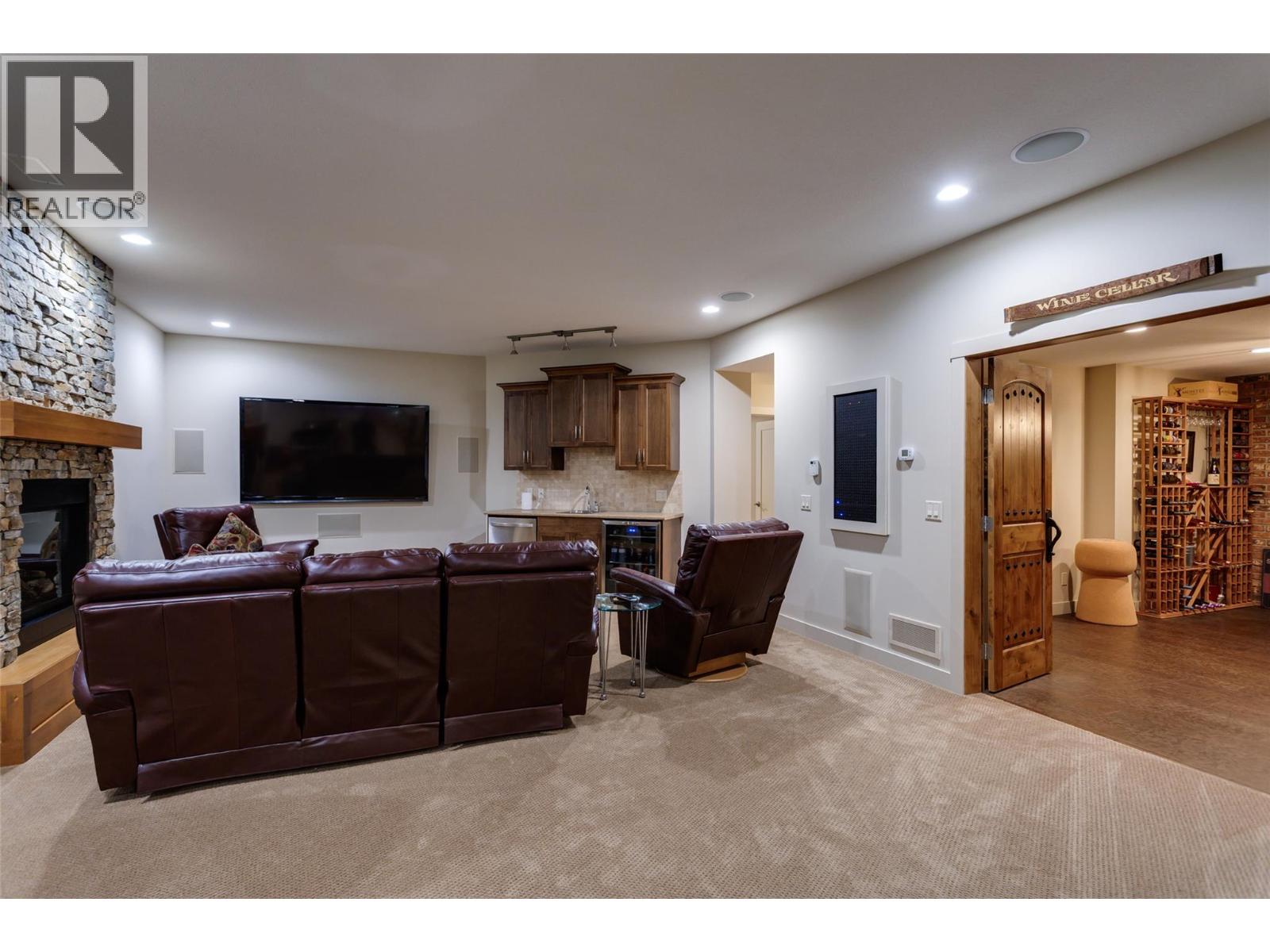 1102 Glenview Court, Kelowna