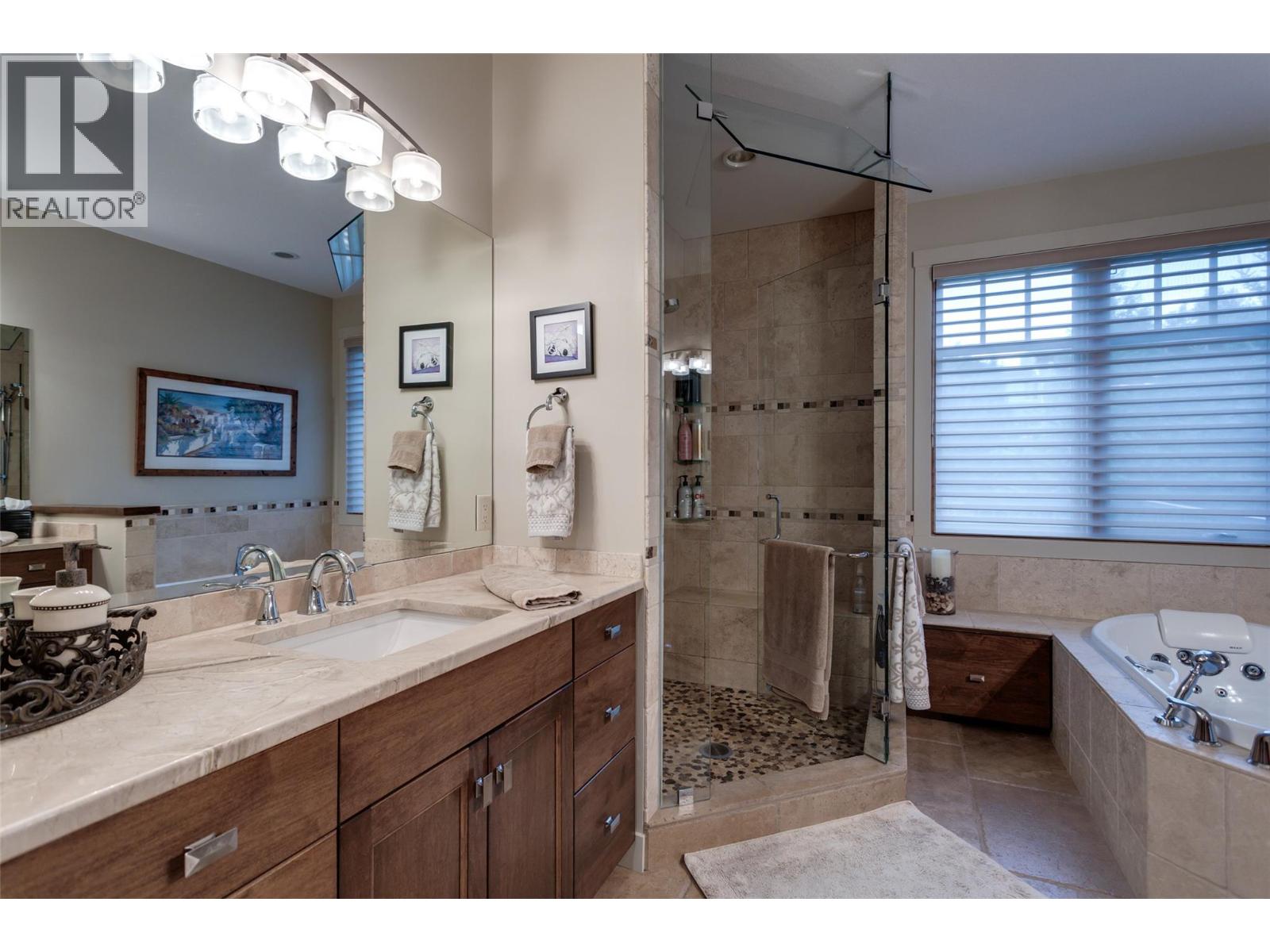 1102 Glenview Court, Kelowna