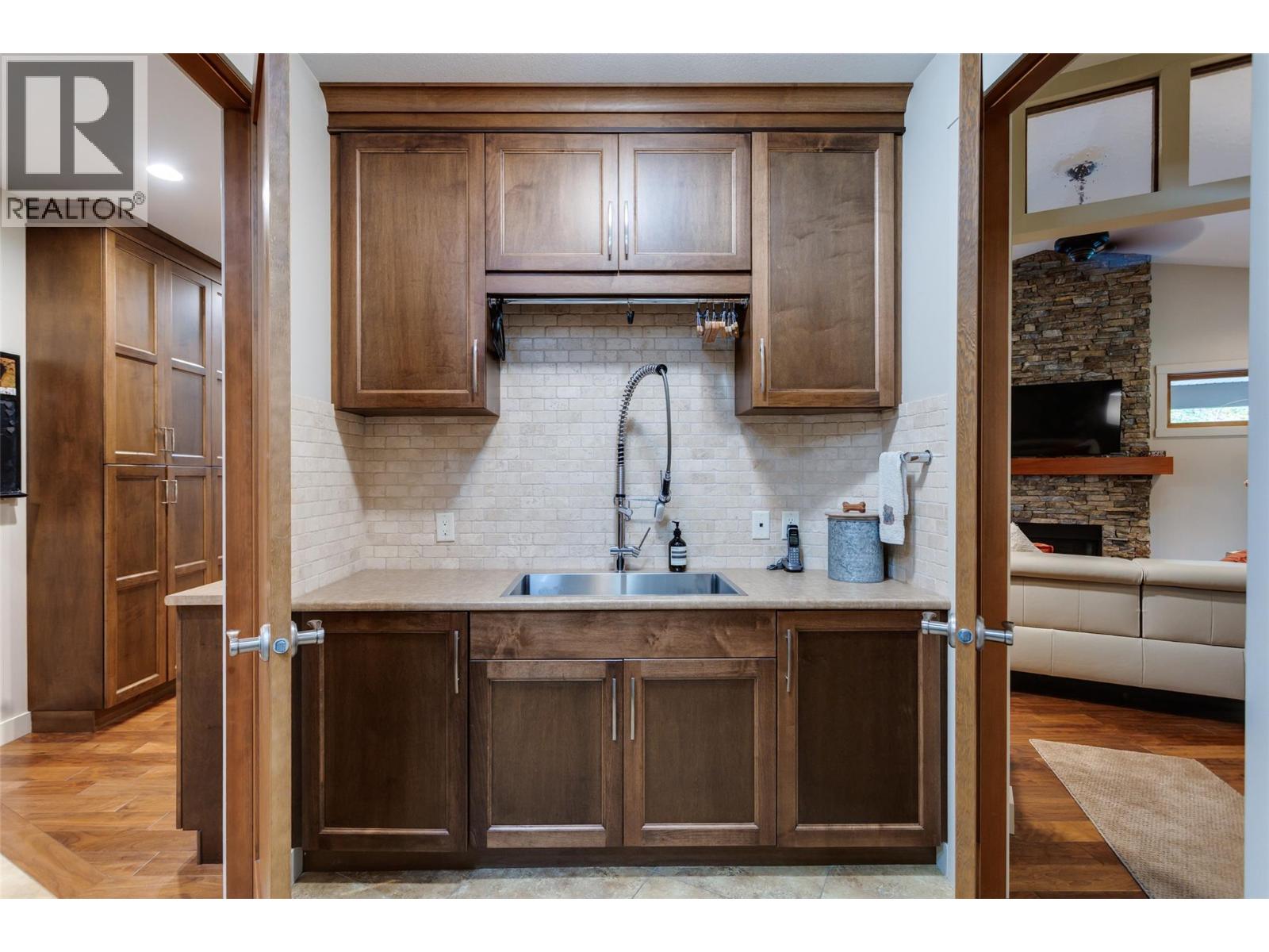 1102 Glenview Court, Kelowna