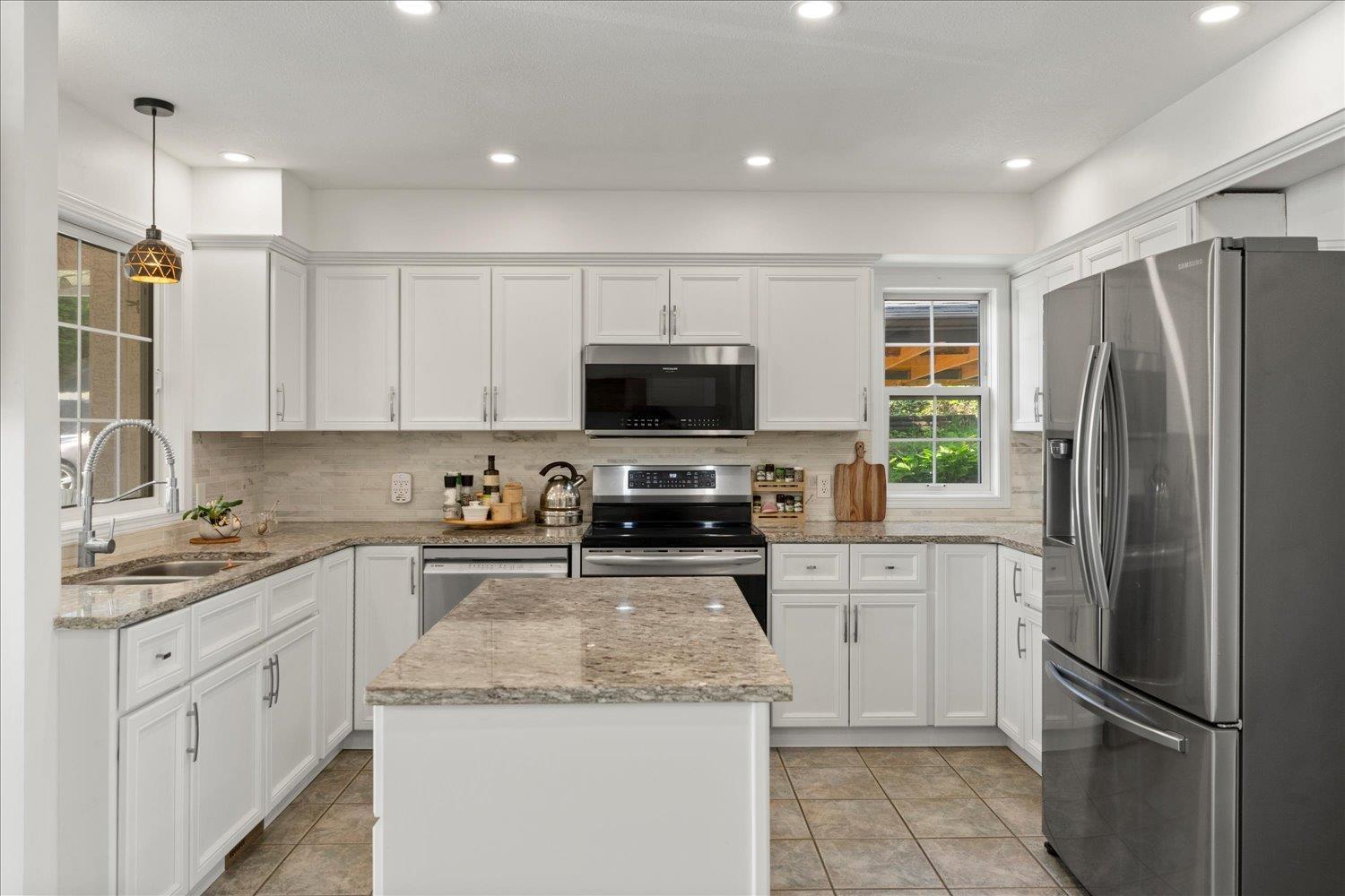 8657 SUNBURST PLACE, Chilliwack Mountain, Chilliwack