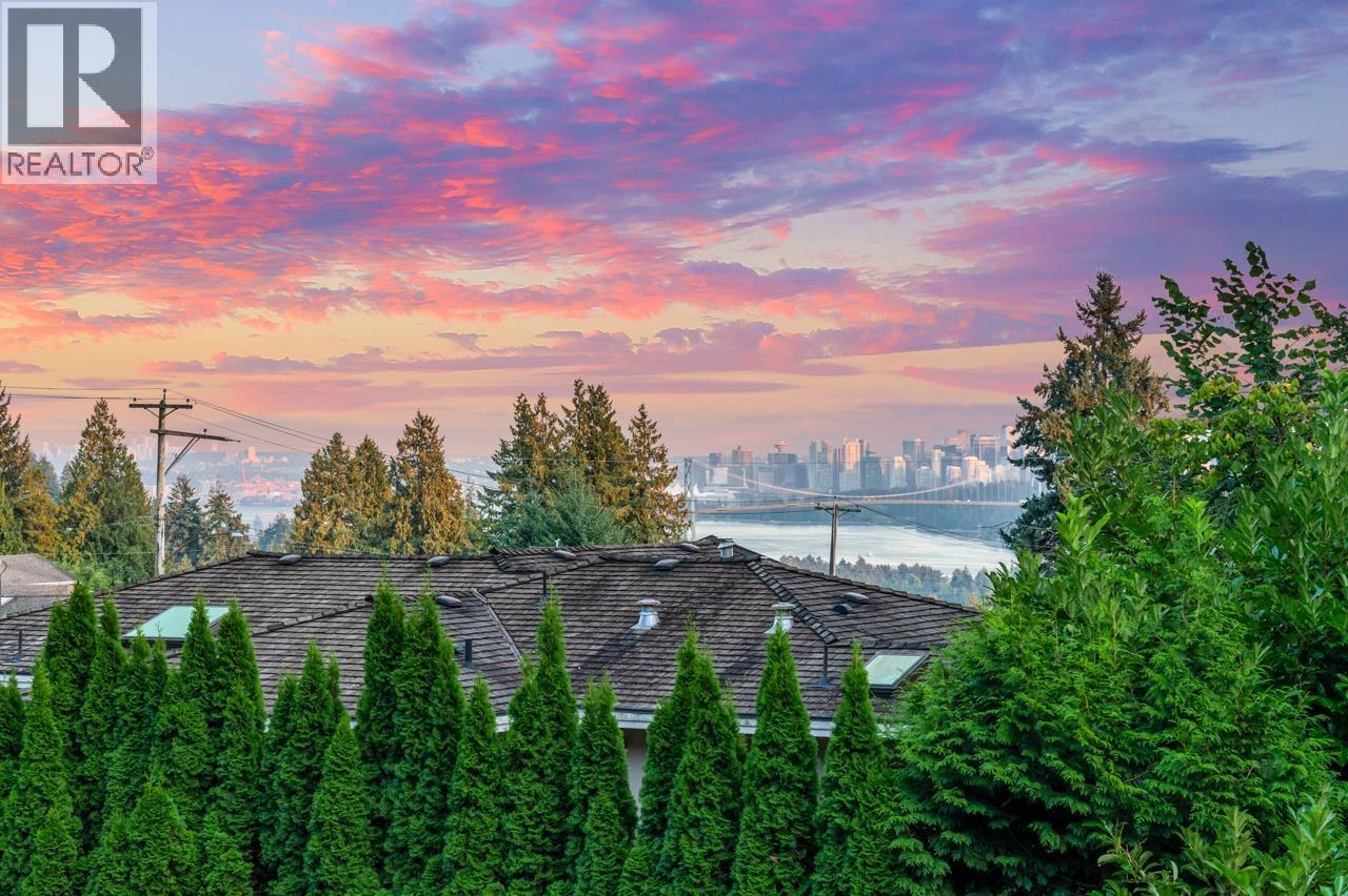 1550 PALMERSTON AVENUE, West Vancouver