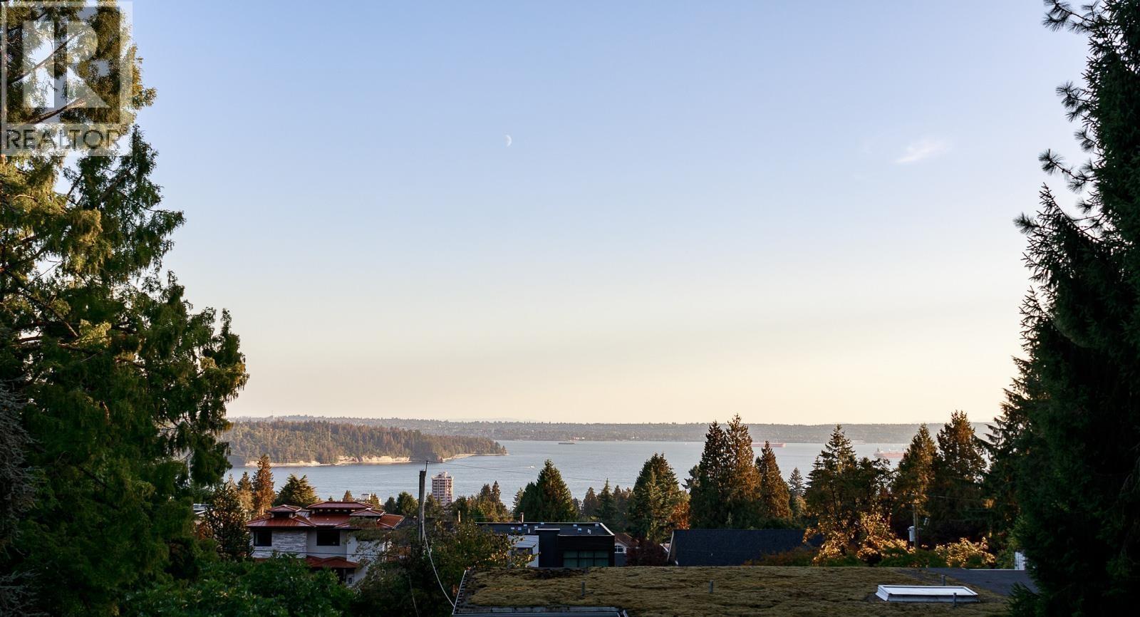 1550 PALMERSTON AVENUE, West Vancouver