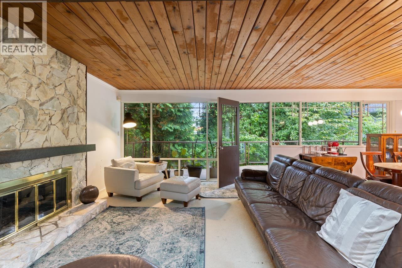 977 BELVEDERE DRIVE, North Vancouver