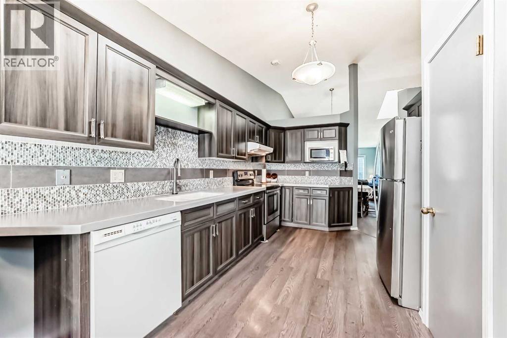 Single Family House Bungalow for Sale in  Gladstone Gardens SW Glamorgan Calgary 