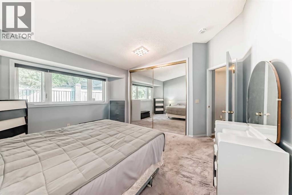 Single Family House Bungalow for Sale in  Gladstone Gardens SW Glamorgan Calgary 