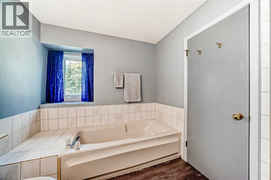 Single Family House Bungalow for Sale in  Gladstone Gardens SW Glamorgan Calgary 