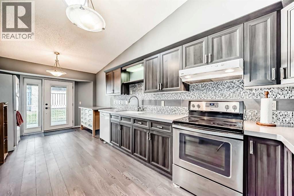 Single Family House Bungalow for Sale in  Gladstone Gardens SW Glamorgan Calgary 