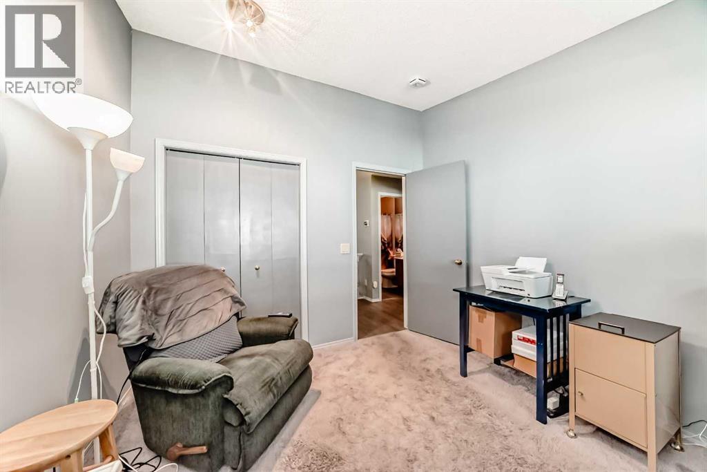 Single Family House Bungalow for Sale in  Gladstone Gardens SW Glamorgan Calgary 