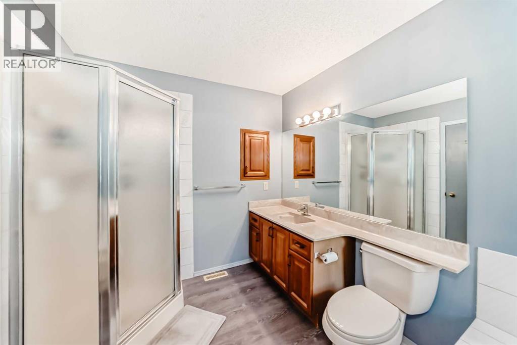 Single Family House Bungalow for Sale in  Gladstone Gardens SW Glamorgan Calgary 