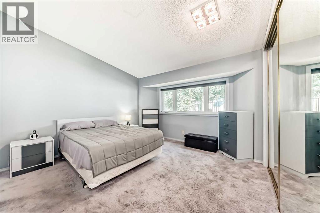 Single Family House Bungalow for Sale in  Gladstone Gardens SW Glamorgan Calgary 