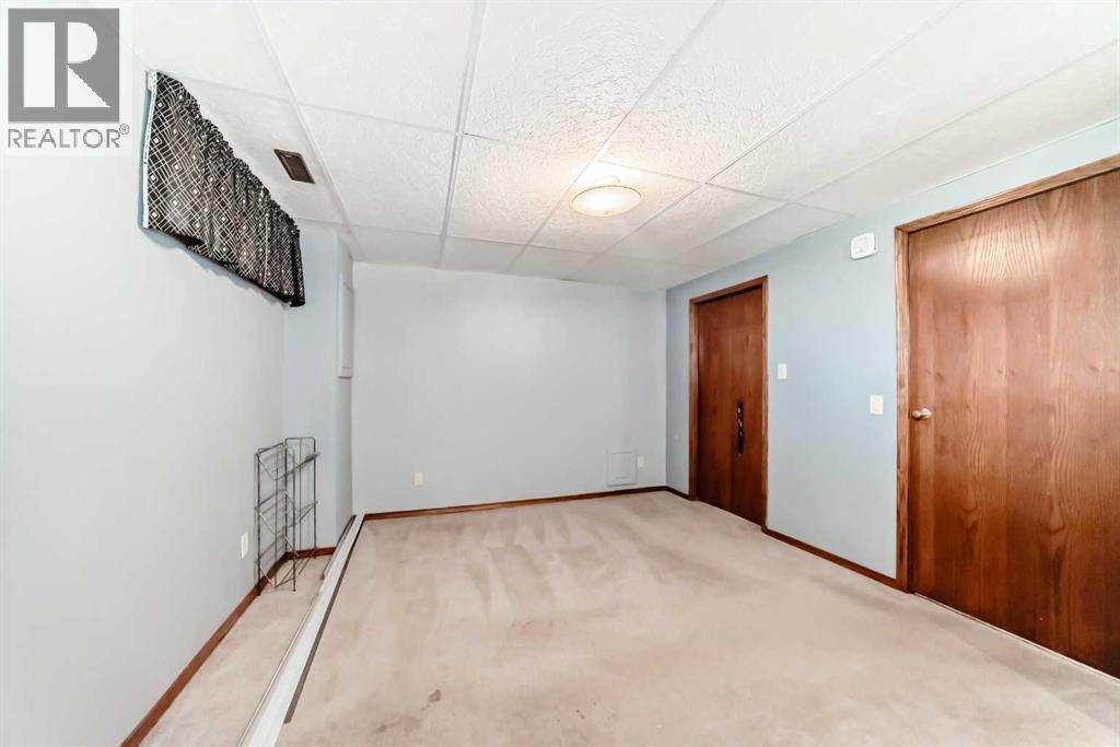 Single Family House Bungalow for Sale in  Gladstone Gardens SW Glamorgan Calgary 