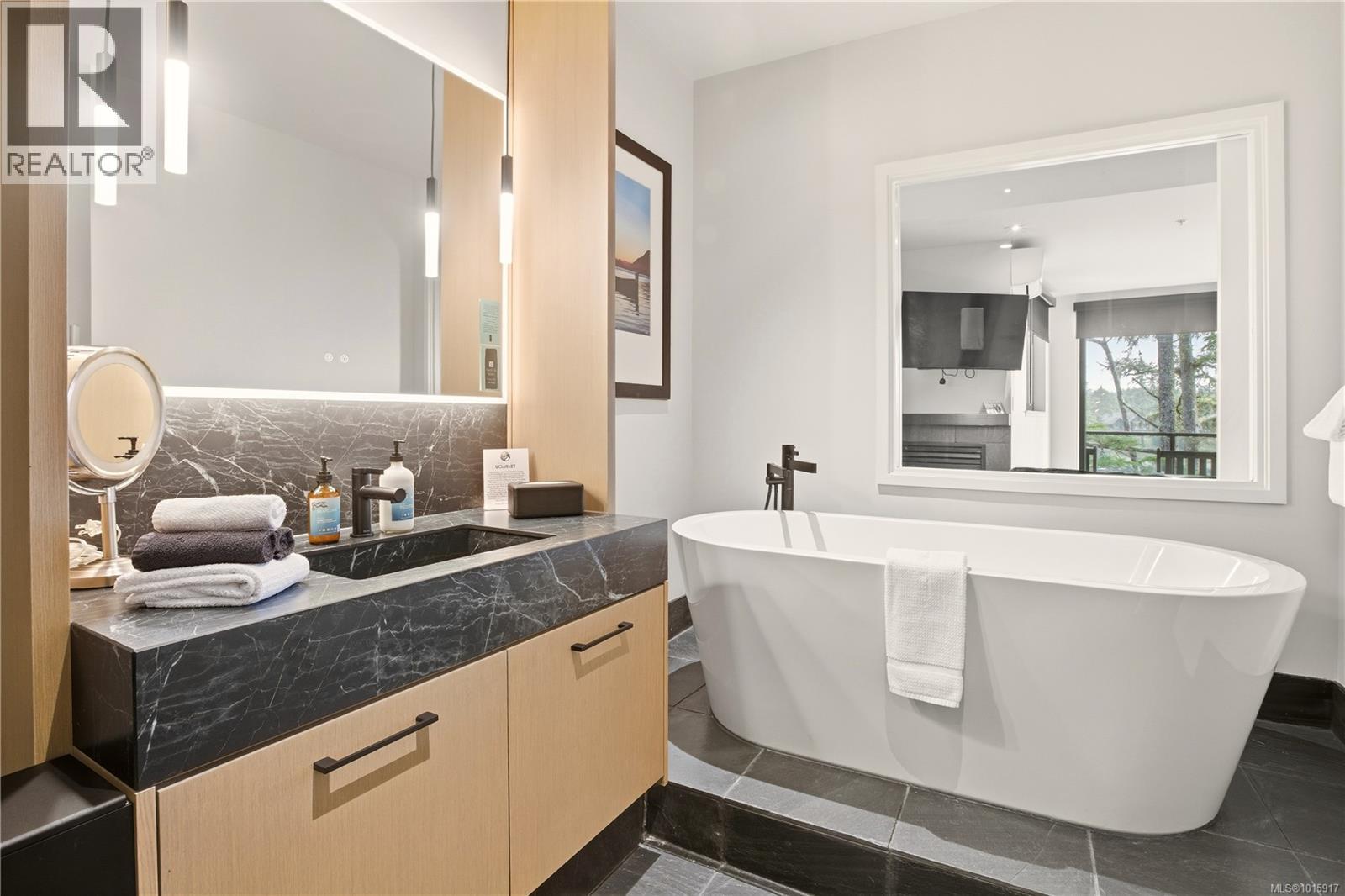 302 596 Marine Dr, Ucluelet