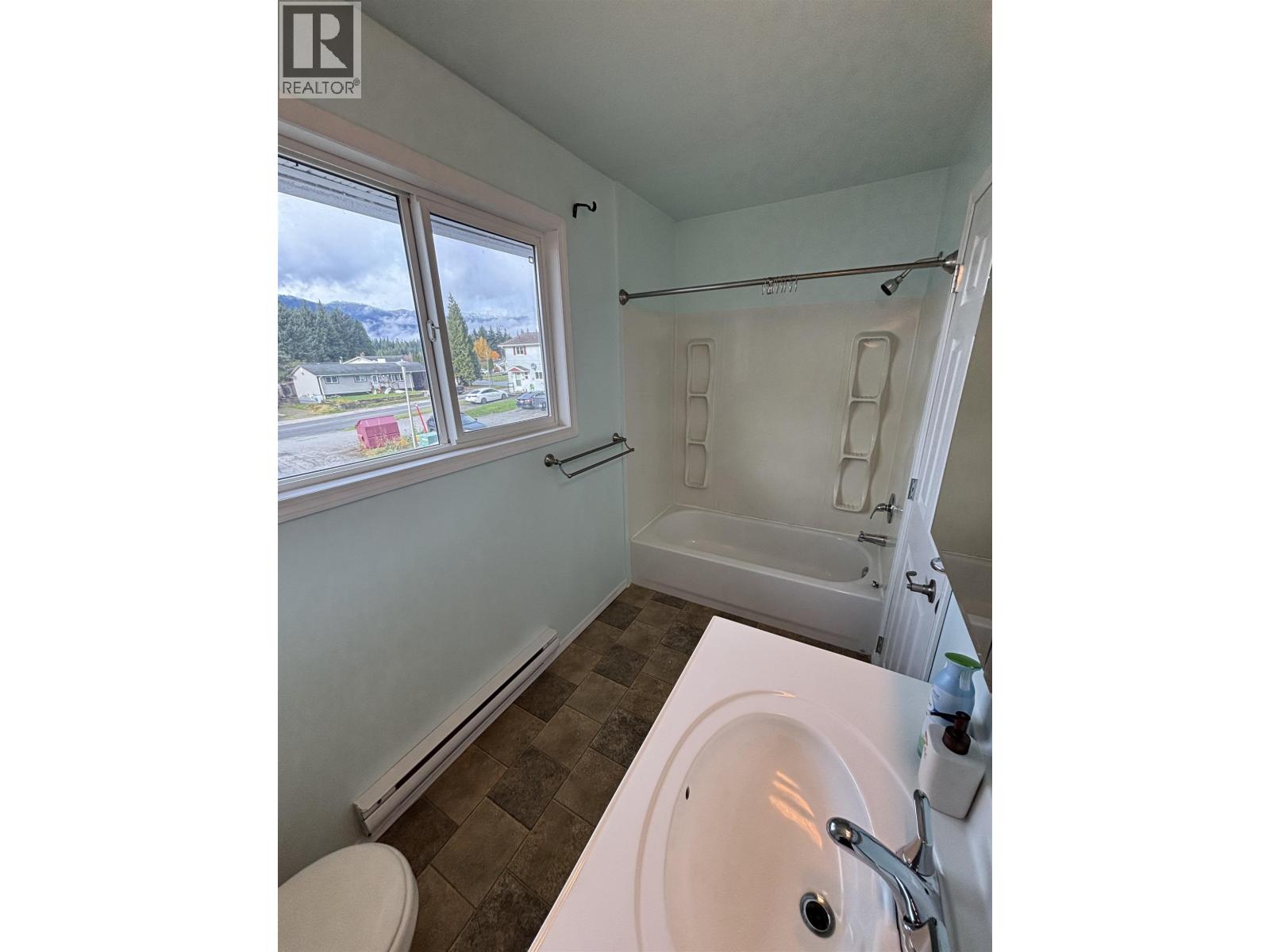 1335 TWEEDSMUIR AVENUE - 7