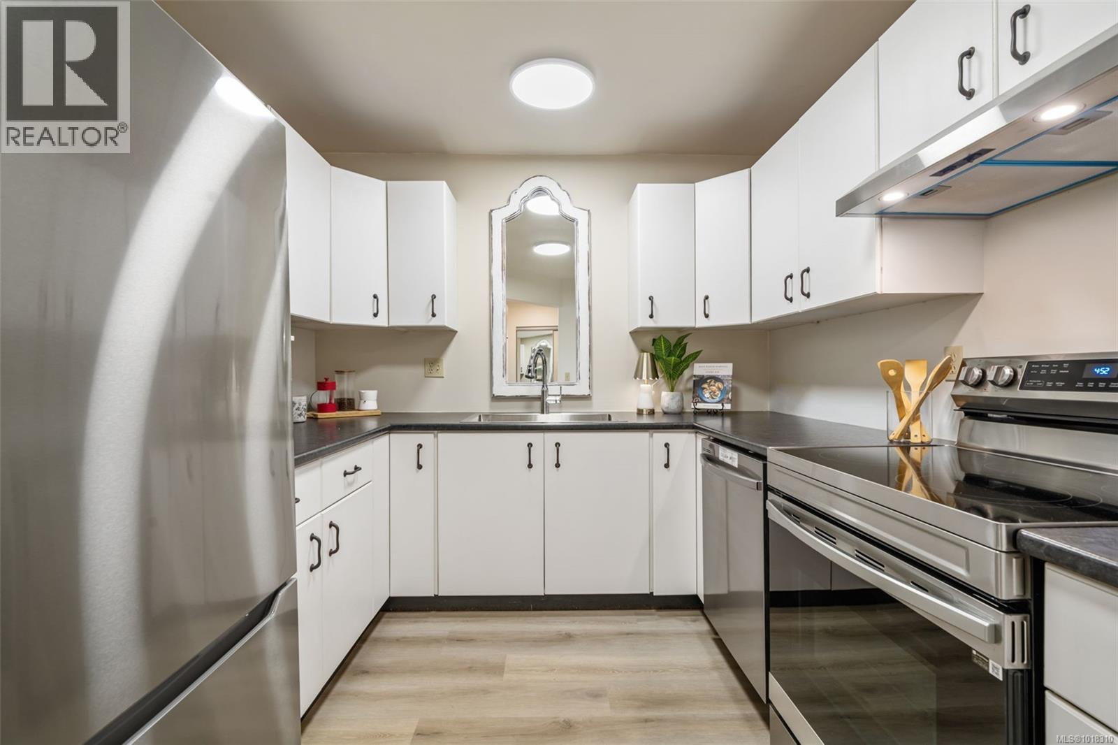 402 1121 Oscar Street, Victoria