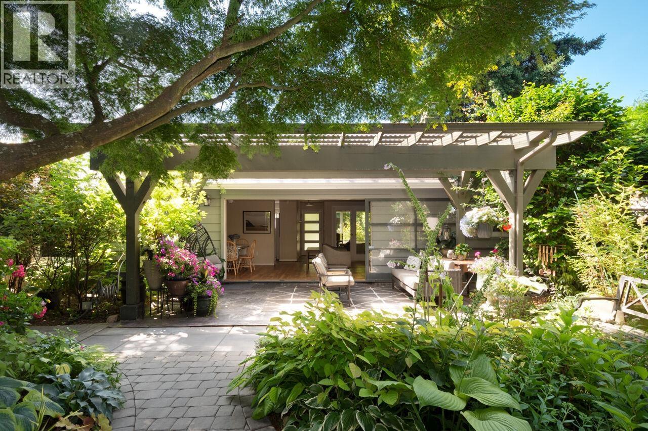 1132 MAPLEWOOD CRESCENT, North Vancouver