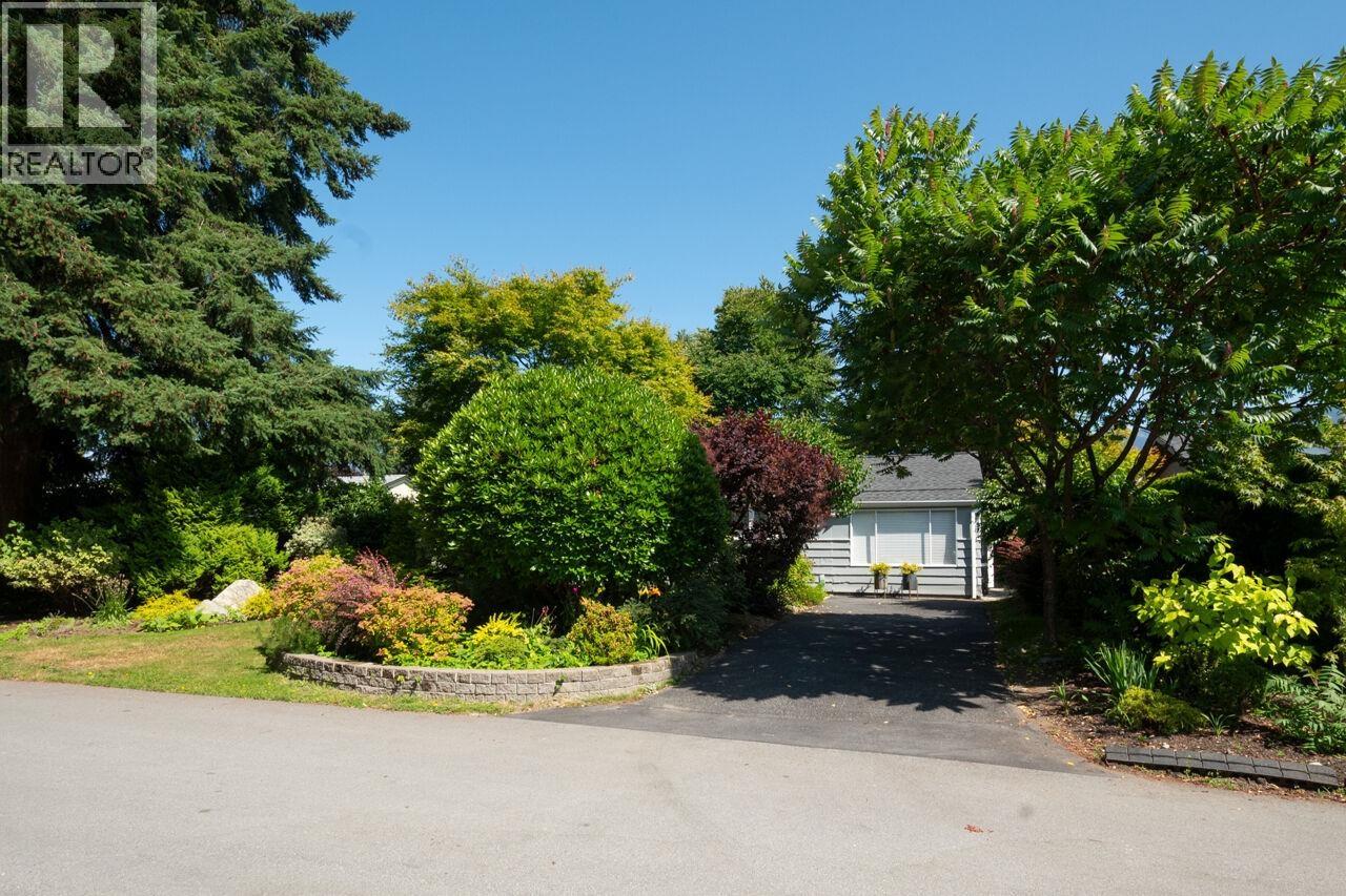 1132 MAPLEWOOD CRESCENT, North Vancouver