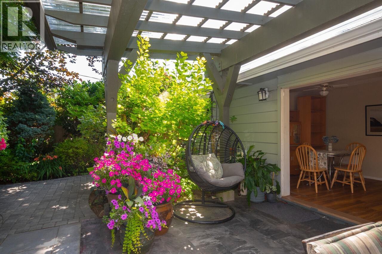 1132 MAPLEWOOD CRESCENT, North Vancouver