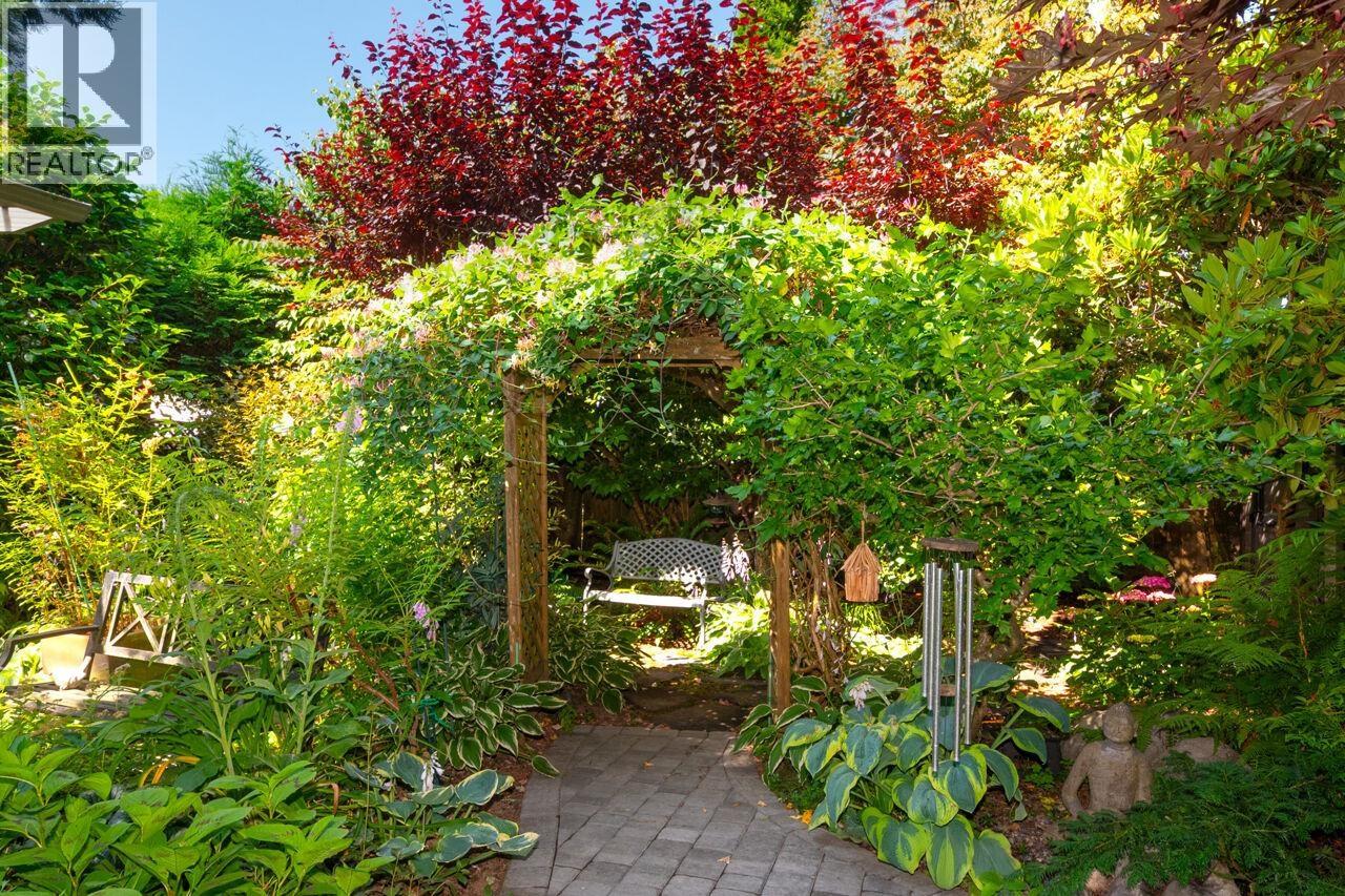 1132 MAPLEWOOD CRESCENT, North Vancouver