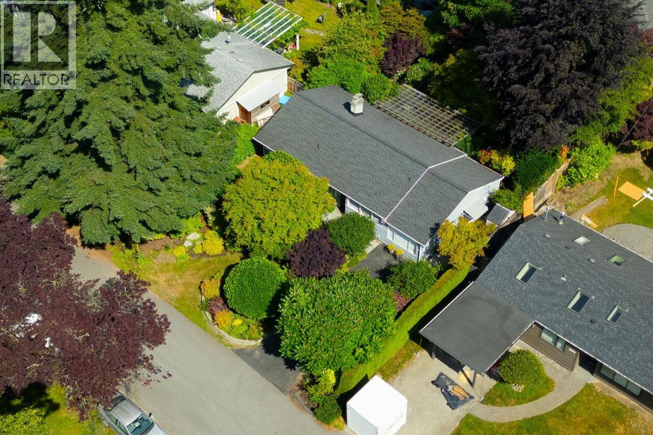 1132 MAPLEWOOD CRESCENT, North Vancouver