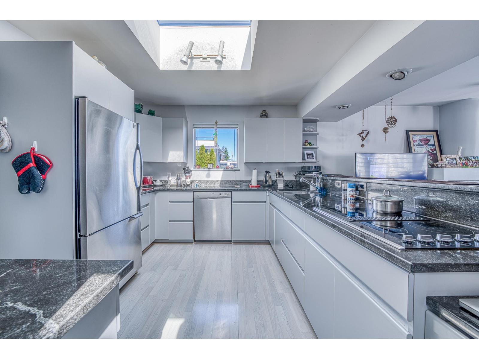 15662 SEMIAHMOO AVENUE, White Rock