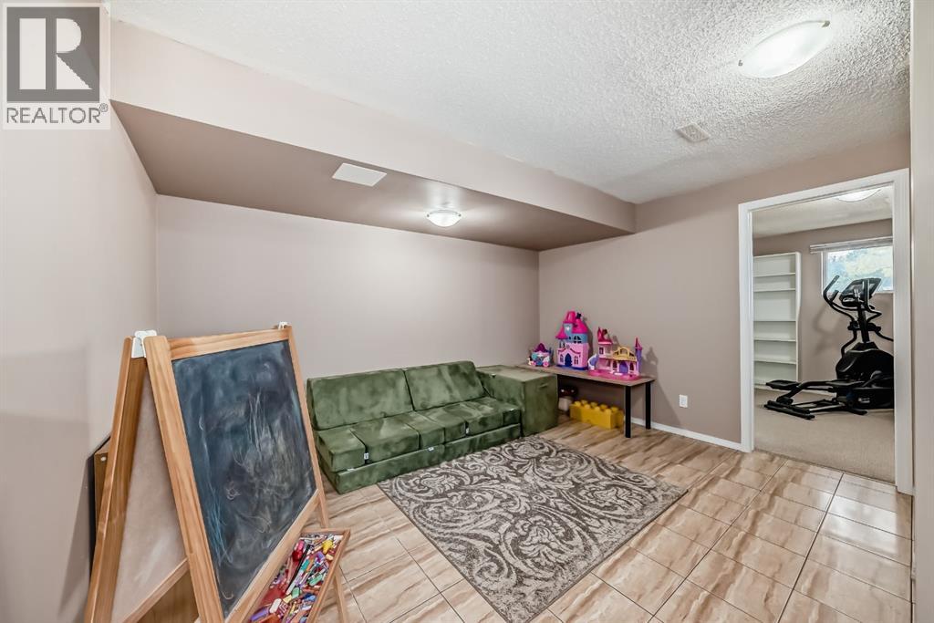 Single Family House Bungalow for Sale in  Berkley Road NW Beddington Heights Calgary 