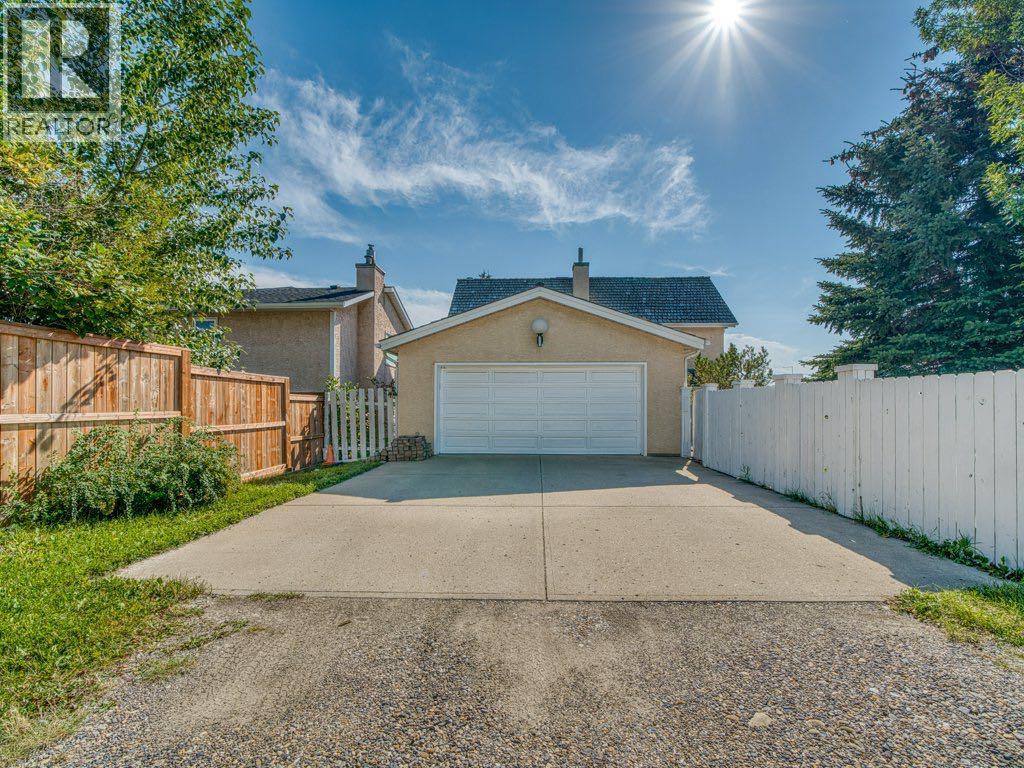Single Family House for Sale in  Woodbrook Road SW Woodbine Calgary 